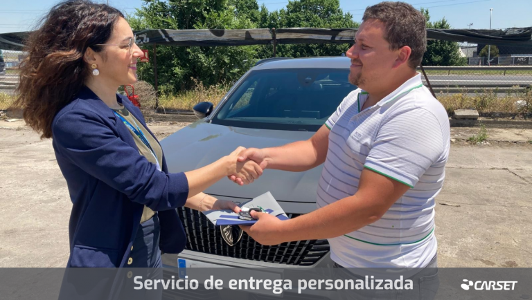 Técnico de Carset en entrega personalizada de vehículo — protocolo llave en mano al cliente final