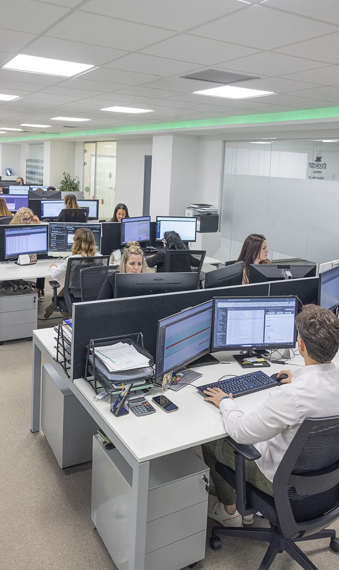 Equipo de operaciones de Carset planificando traslados de flotas de vehículos