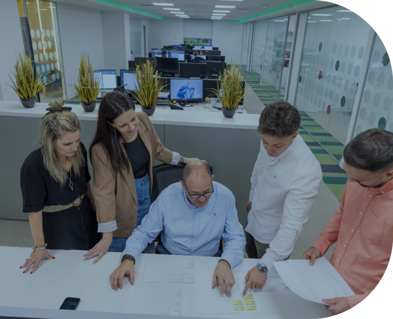 Equipo logístico de Carset — gestión digital y trazabilidad completa del traslado de vehículos